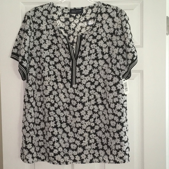 Jones New York Short Sleeve Top. - Picture 1 of 4